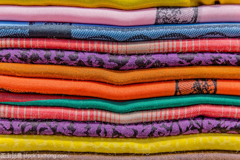 紡織之美 絲綢、羊絨頭圍巾與織物堆疊的藝術(shù)